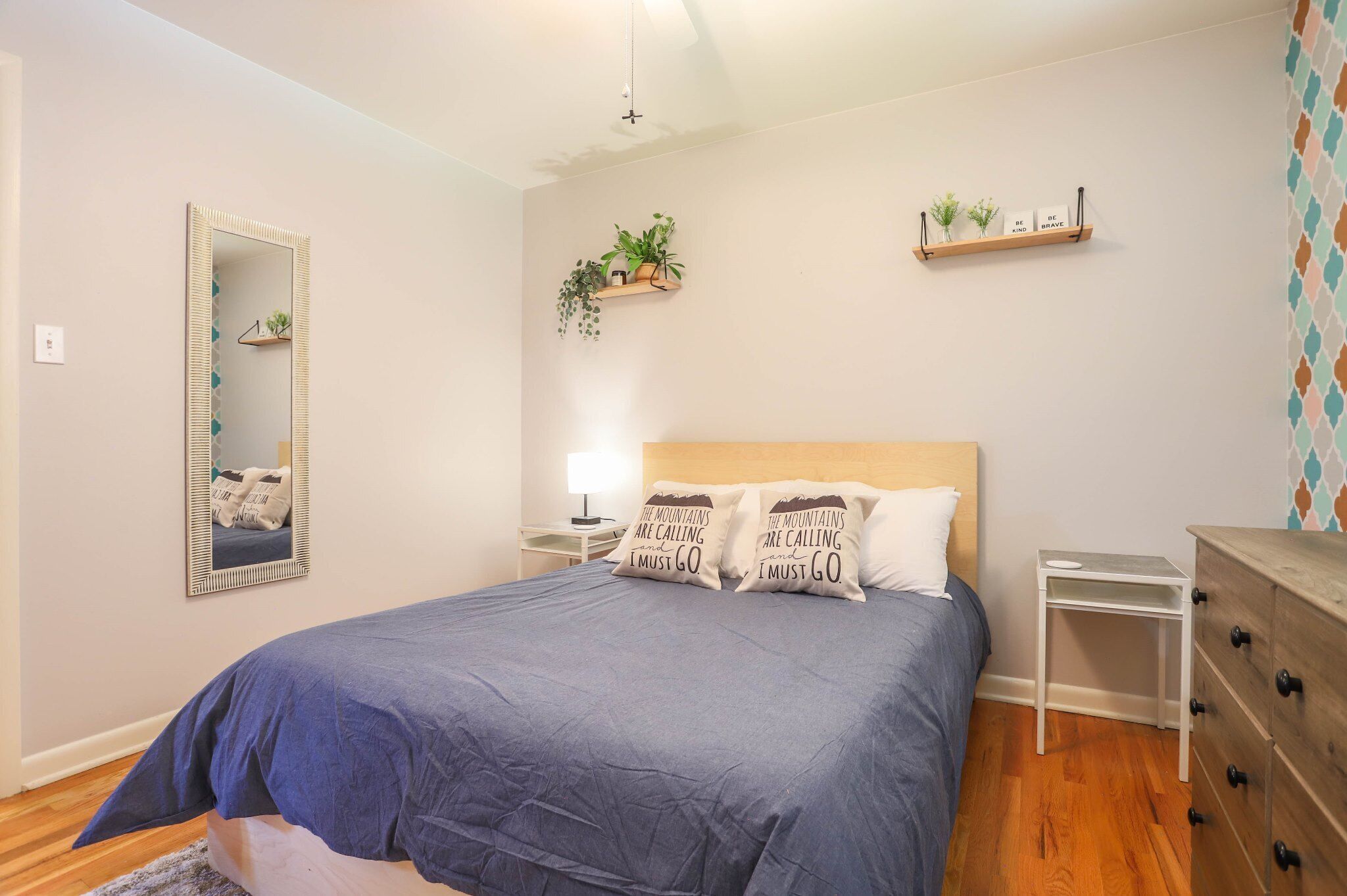 3 dormitoris, escriptori, planxa i posts de planxar i wifi gratuïta 