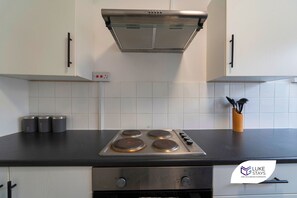 Fridge, microwave, oven, stovetop - Smart 2 Bed apt- Wifi- Yard-Nr Stadium- Durham (Durham)