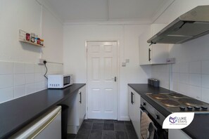 Een koelkast, een microgolfoven, een oven, een kookplaat