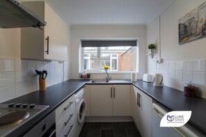 Fridge, microwave, oven, stovetop - Smart 2 Bed apt- Wifi- Yard-Nr Stadium- Durham (Durham)