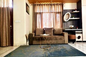 Smart TV, books - Taupe Theme Room with Balcony - Free Parking (Jaipur)