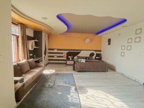 1 bedroom, desk, free WiFi, bed sheets - Taupe Theme Room with Balcony - Free Parking (Jaipur)