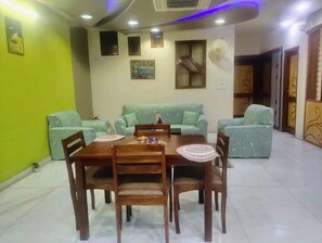 Dining - Taupe Theme Room with Balcony - Free Parking (Jaipur)