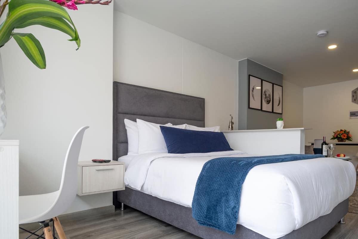 1 Schlafzimmer, hochwertige Bettwaren, Daunenbettdecken