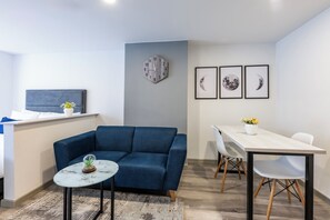 Estúdio (A) | Área de estar | Smart TV 43 polegadas com canais a cabo, TV