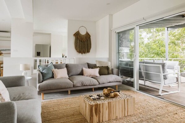 TV, stereo, offices - Shoreline: (Culburra Beach)