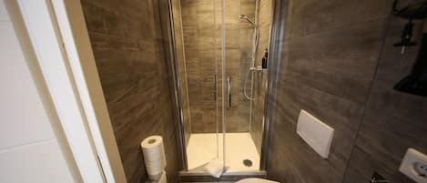 Studio | Bathroom | Shower, hair dryer, towels, soap
