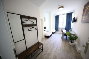 Deluxe Studio | Premium bedding, blackout drapes, free WiFi, bed sheets - LUXOMES - Aparthotel Zentrum (Nuremberg)