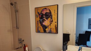 Ein modernes Badezimmer mit Badewanne, Toilette und Waschtisch.