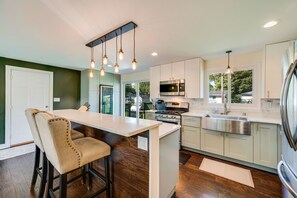 Fridge, microwave, oven, stovetop - The place to stay in the shadows of Lambeau (Green Bay)