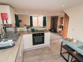 Refrigerador, tetera/pava eléctrica, tostadora, utensilios de cocina