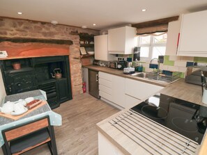 Refrigerador, tetera eléctrica, tostadora y utensilios de cocina 