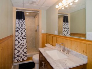 Combined shower/bathtub - Contemporary 4-bedroom Home (Derby)