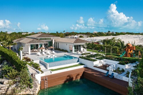 Luxury Villa - 4 Bedroom Waterfront Property