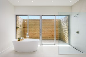 Bathtub, hair dryer, towels, soap - Luxury Villa - 4 Bedroom Waterfront Property (Leeward)