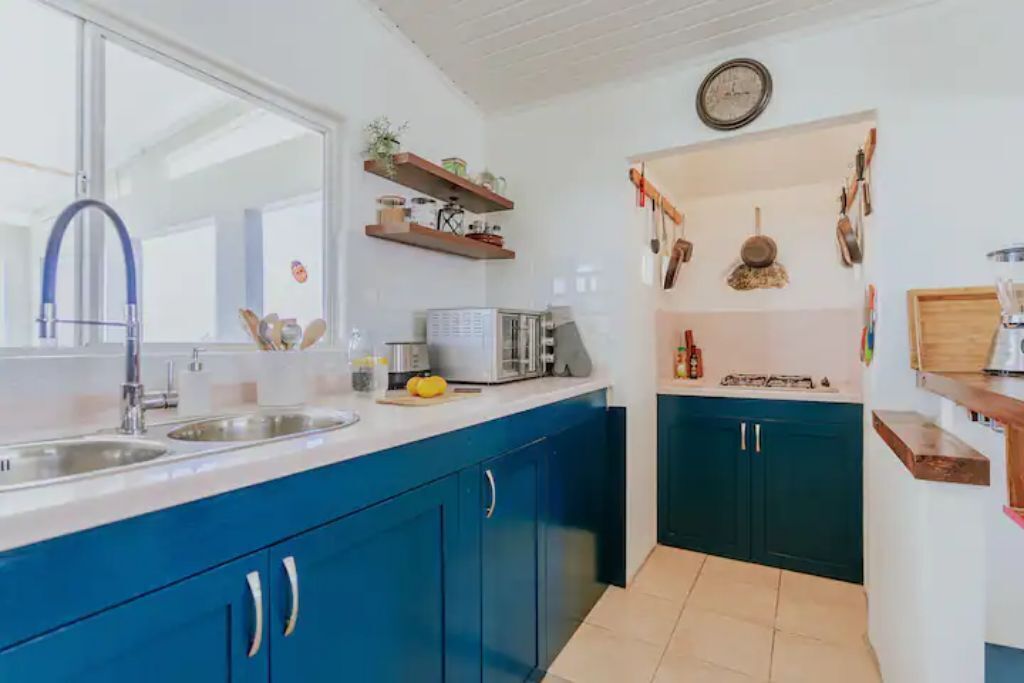 Kylskåp, ugn, spishäll och kaffe- och tebryggare