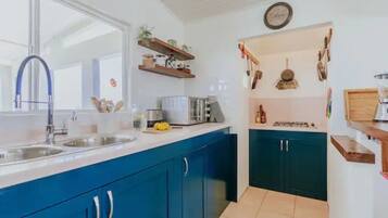 Refrigerador, horno, parrilla de estufa y cafetera y tetera