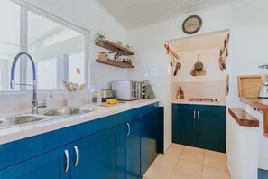 Jääkaappi, uuni, liesi, kahvin-/teenkeitin