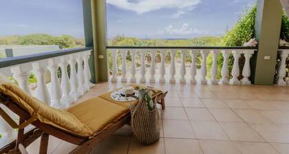 Private 2 bedr property with amazing view. A 5min drive to Mangel Halto Beach