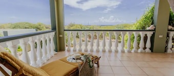 Private 2 bedr property with amazing view. A 5min drive to Mangel Halto Beach