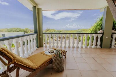 Private 2 bedr property with amazing view. A 5min drive to Mangel Halto Beach