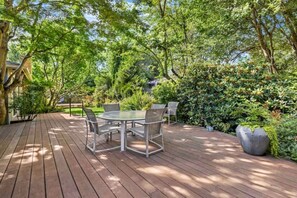 Outdoor dining - Family Friendly Home with easy access to downtown (Mercer Island)