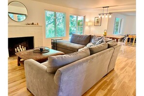 Living area - Family Friendly Home with easy access to downtown (Mercer Island)