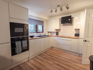 Cottage | Private kitchen | Fridge, dishwasher, electric kettle, toaster