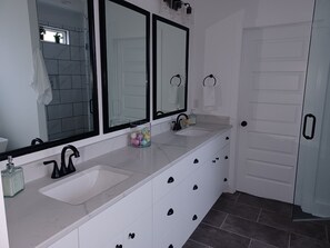 Combined shower/tub