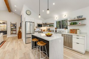 Refrigerador, microondas, horno y parrilla de estufa