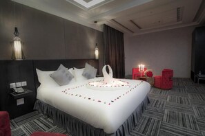 Minibar, in-room safe, blackout drapes, soundproofing - South Hotel Suites (Khamis Mushait)