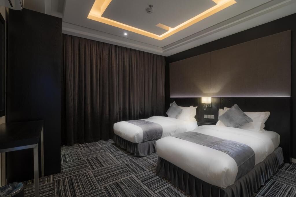 2 bedrooms, minibar, in-room safe, blackout curtains