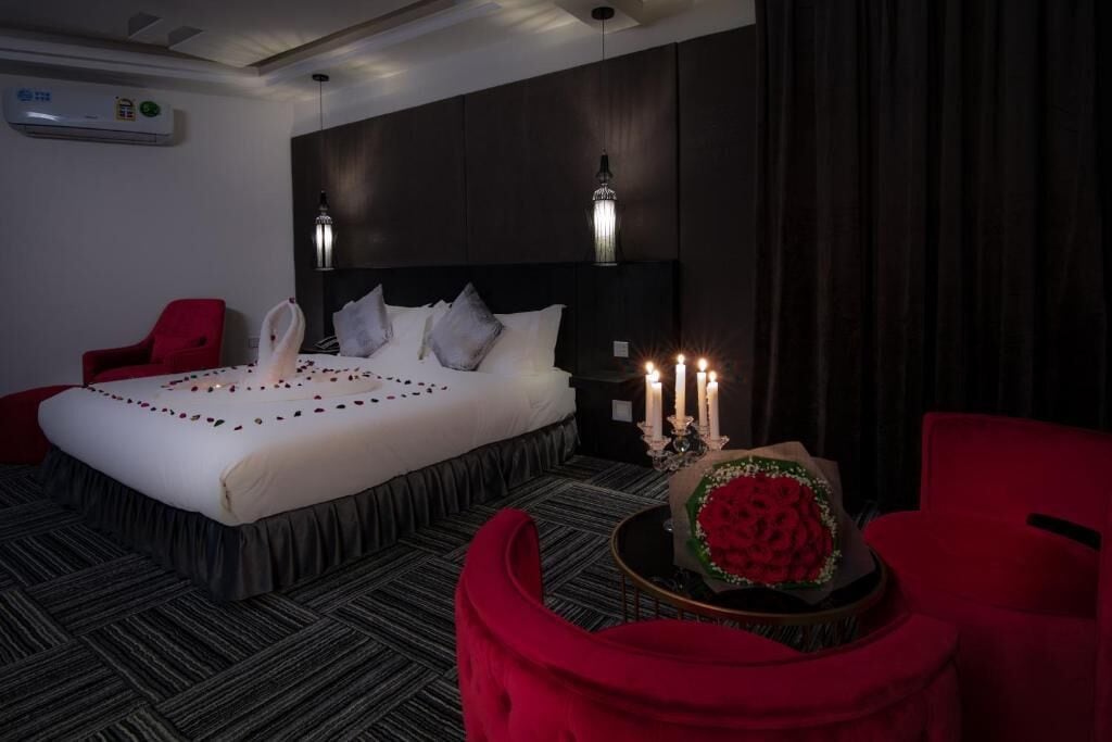 2 bedrooms, minibar, in-room safe, blackout curtains