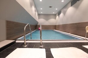 Indoor pool - South Hotel Suites (Khamis Mushait)