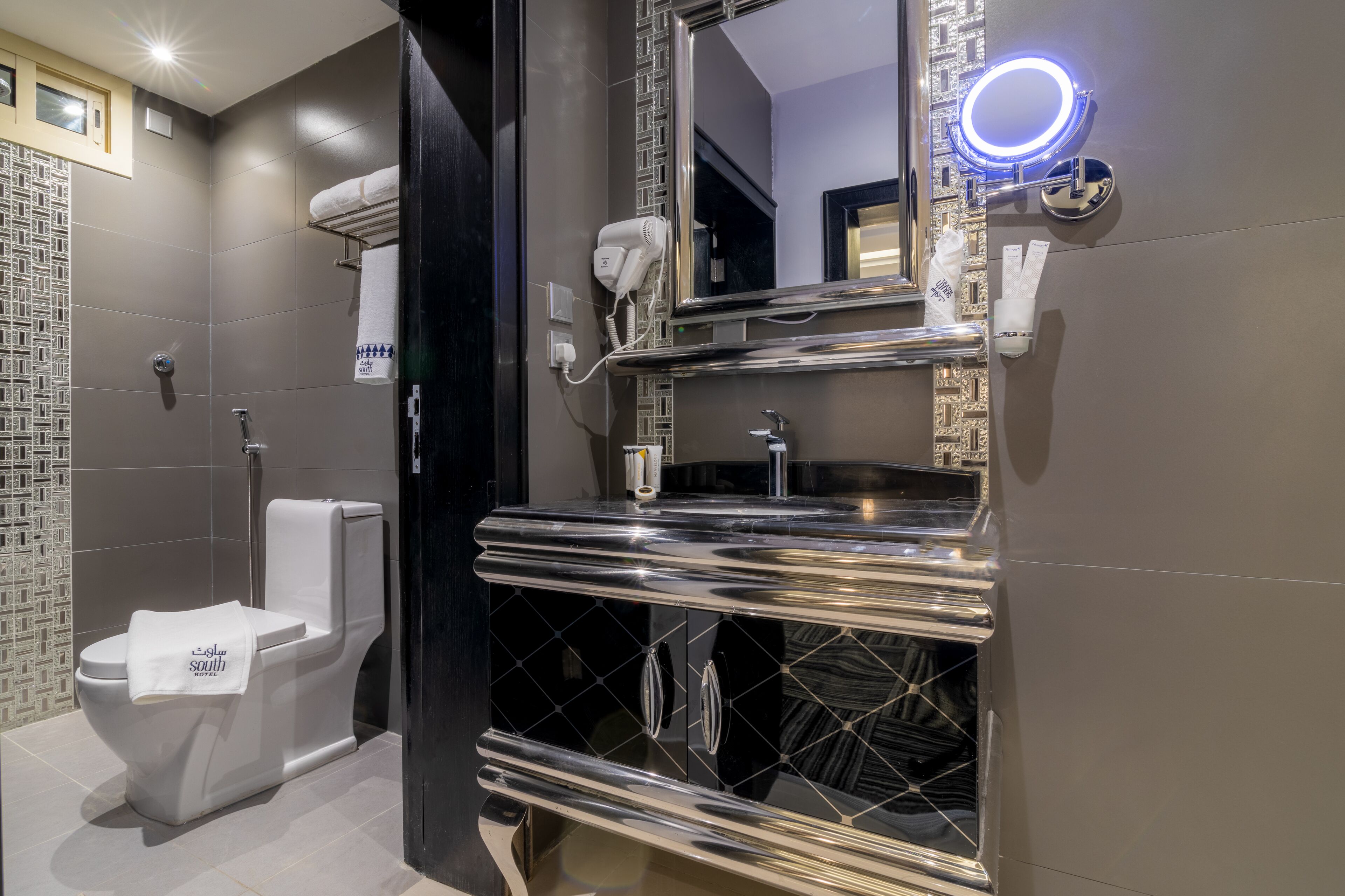 2 bedrooms, minibar, in-room safe, blackout curtains