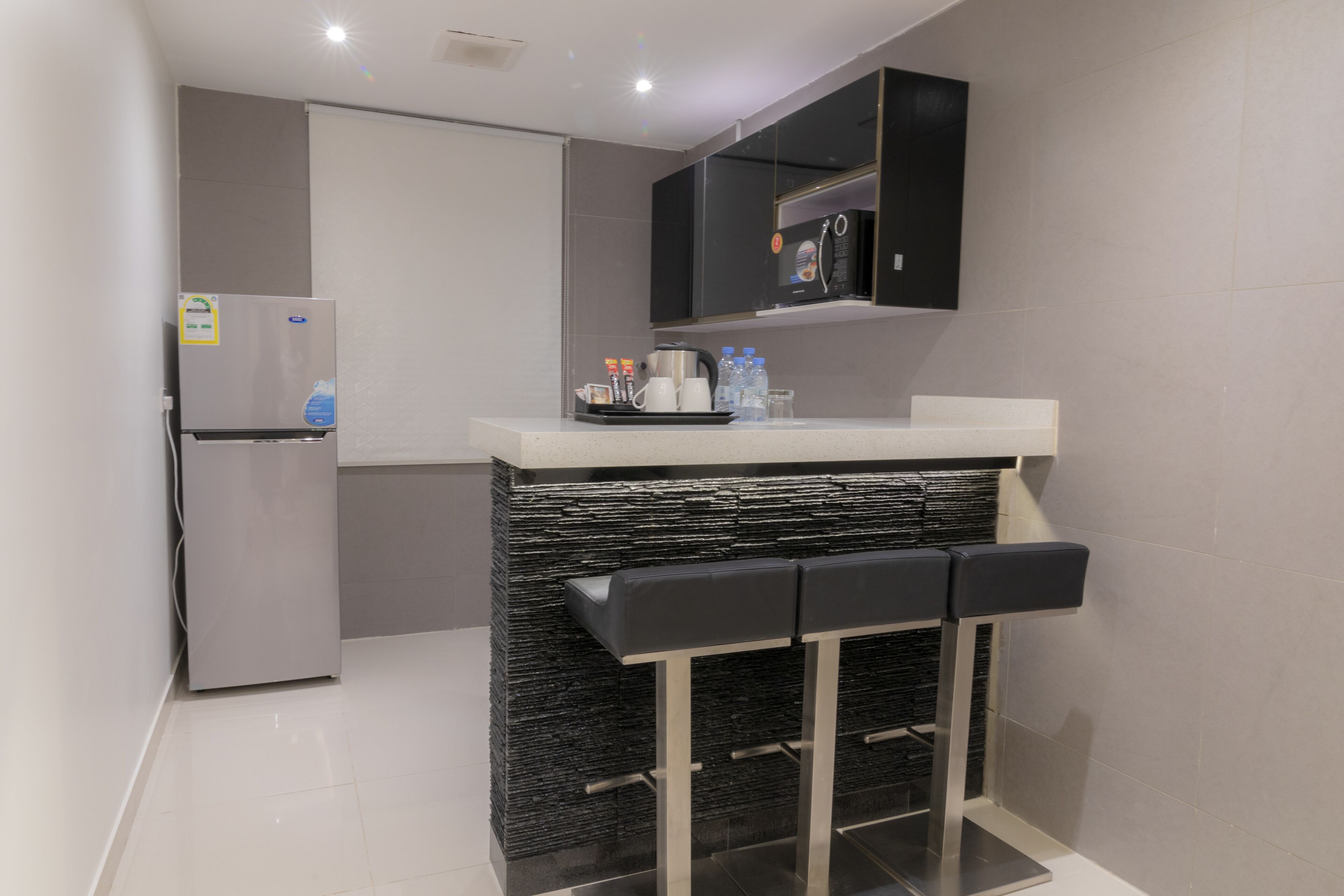 2 bedrooms, minibar, in-room safe, blackout curtains