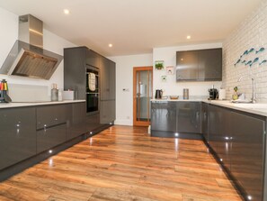 Cottage | Private kitchen | Fridge, dishwasher, electric kettle, toaster - 1 Cheyne Beach Apartments (Ilfracombe)