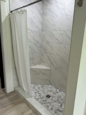 Combined shower/bathtub, bidet, towels, soap - 35 min  to Oxford 75 min Graceland (New Albany)