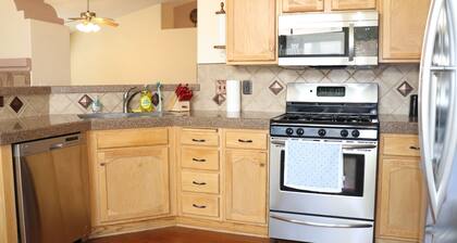 Family fun home with heated pool near Heritage park, Hoover Dam, Boulder City