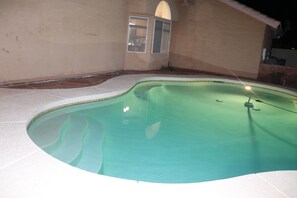 Alberca al aire libre y alberca climatizada