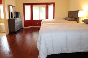 3 habitaciones, tabla de planchar con plancha, wifi y ropa de cama 