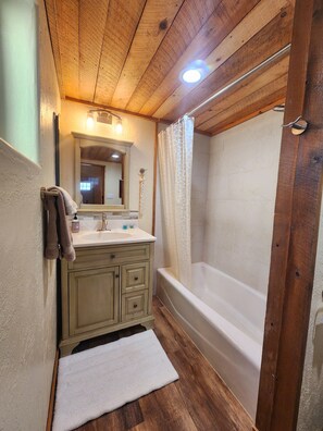 Badewanne, Haartrockner, Handtücher, Seife