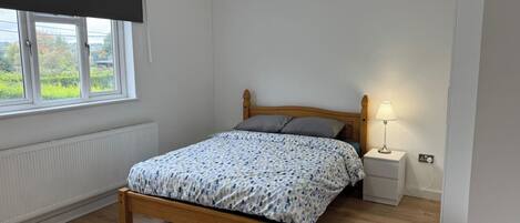 3 makuuhuonetta, silitysrauta/-lauta, ilmainen Wi-Fi, vuodevaatteet