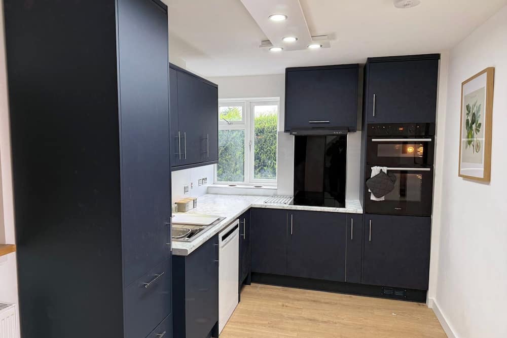 4 Bed House - Sleeps 10 - Pets - Parking - Wifi - Caterham