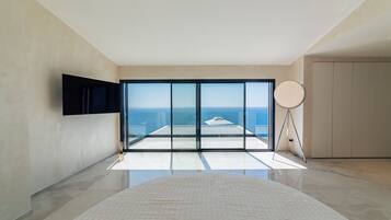 4 dormitorios, caja fuerte, escritorio y tabla de planchar con plancha