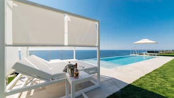 Una piscina al aire libre, una piscina climatizada