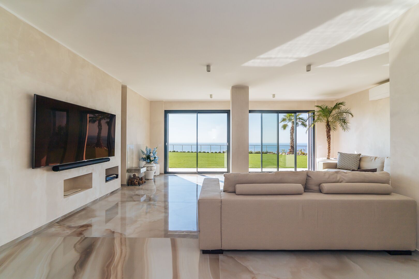 Smart-TV, peis, videospill og fotballspill