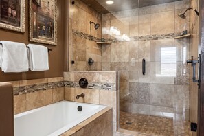 Baignoire, séchoir à cheveux, serviettes fournies