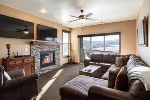 Smart TV, fireplace, offices - Beautiful Condo | Private Balcony & Hot Tub (Heber City)