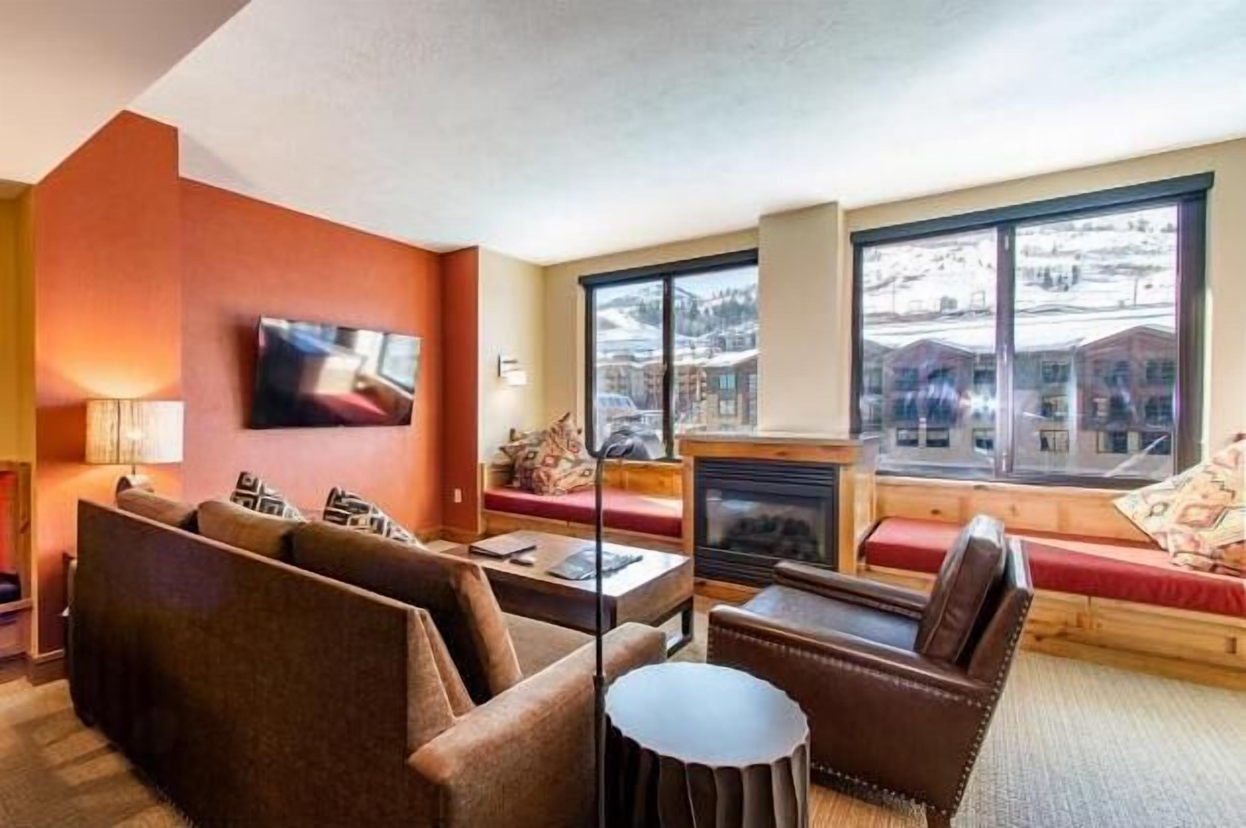 Televisión, chimenea, libros y estéreo 